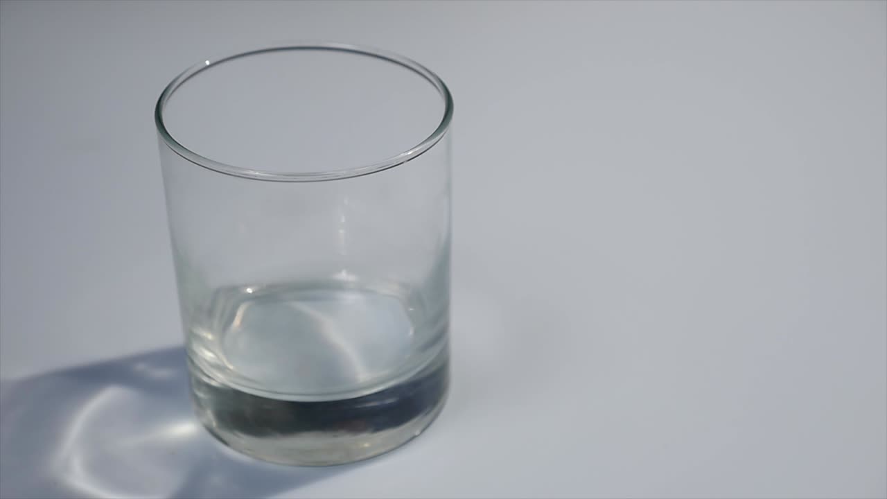 - 유리잔에 우유를 는 - 색 우유가 은 유리를 채우고 -  배경 앞에 우유는 어집니다.