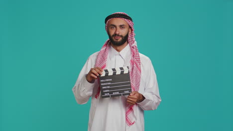 el cineasta de oriente medio sostiene el tablero.