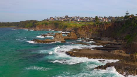 Pilas-De-Mar-Con-Olas-Salpicadas-En-Las-Rocas-De-La-Catedral-Cerca-De-La-Ciudad-Costera-En-Kiama-Downs,-Nueva-Gales-Del-Sur,-Australia