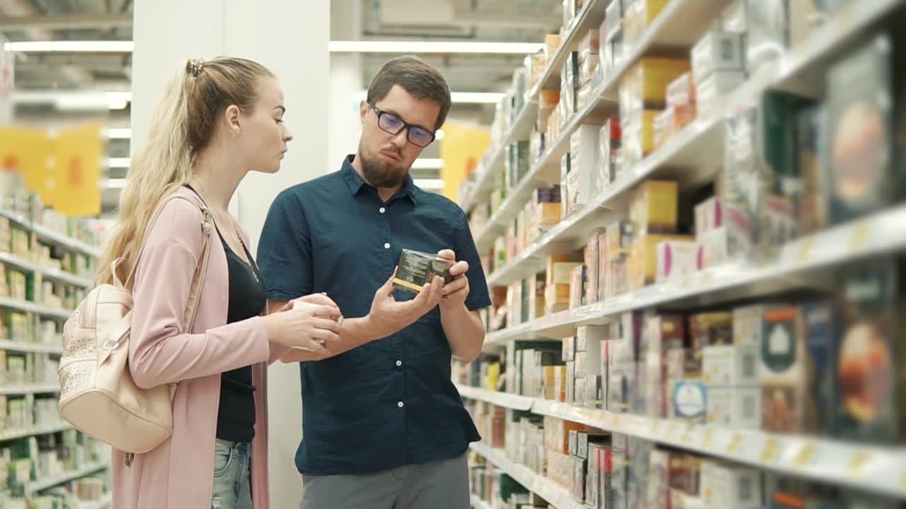 pareja de compras de té en una tienda de comestibles