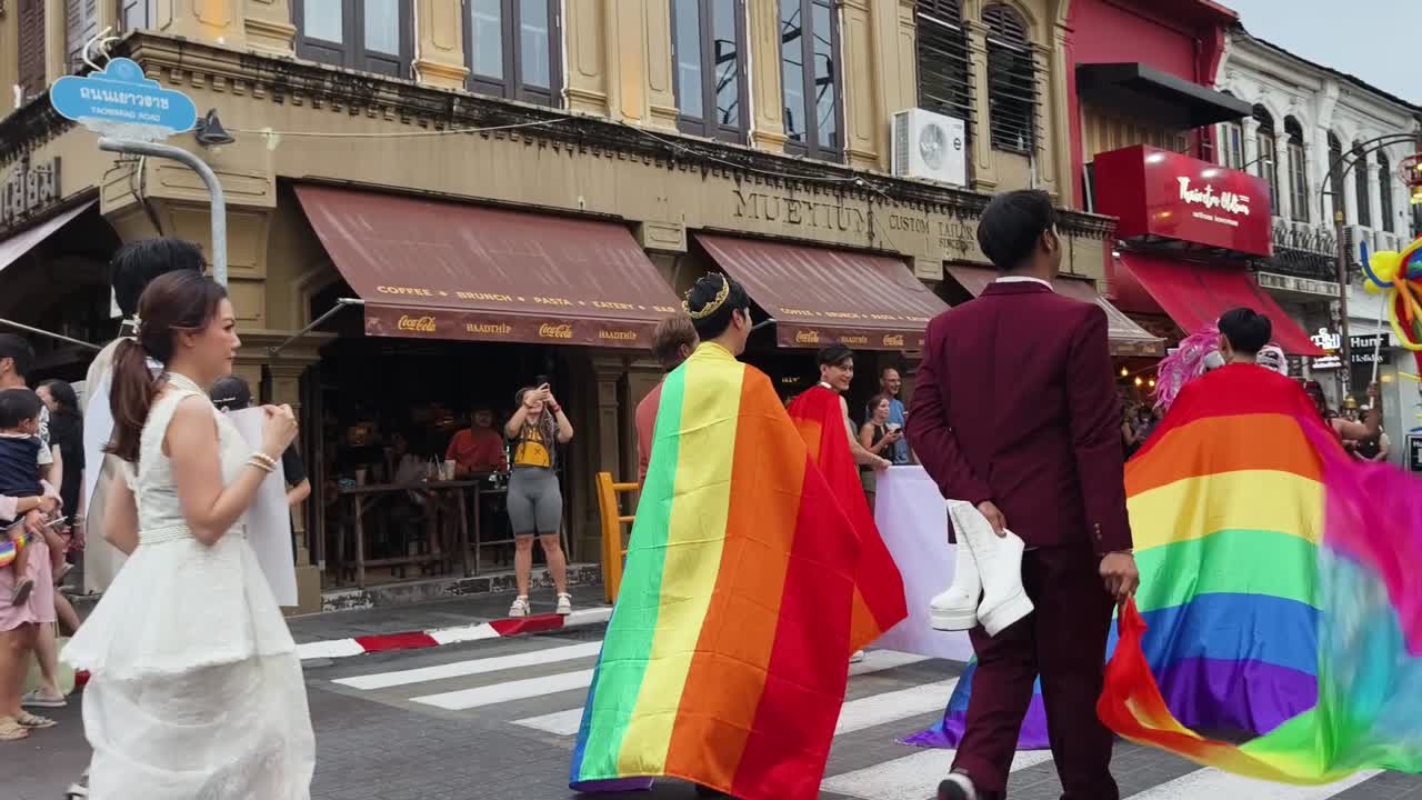el desfile del orgullo lgbtq+ en tailandia