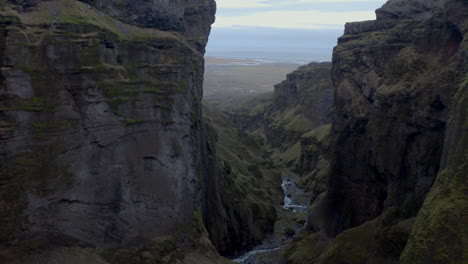 Disparo-Aéreo-Lento-A-Través-Del-Profundo-Valle-Empinado-Múlagljúfur-Canyon-Islandia