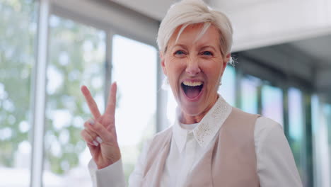 Senior-business-woman,-peace-hand-sign-with-face