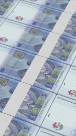 5 우크라이나 hryvnia 지폐의 수직 비디오는 돈 프레스에 의해 인쇄됩니다.
