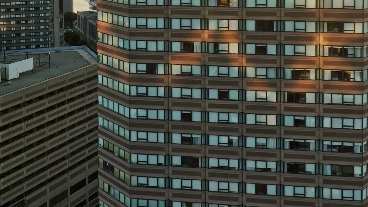 La luz del sol ilumina las ventanas de los edificios en una zona urbana de EE. UU.
