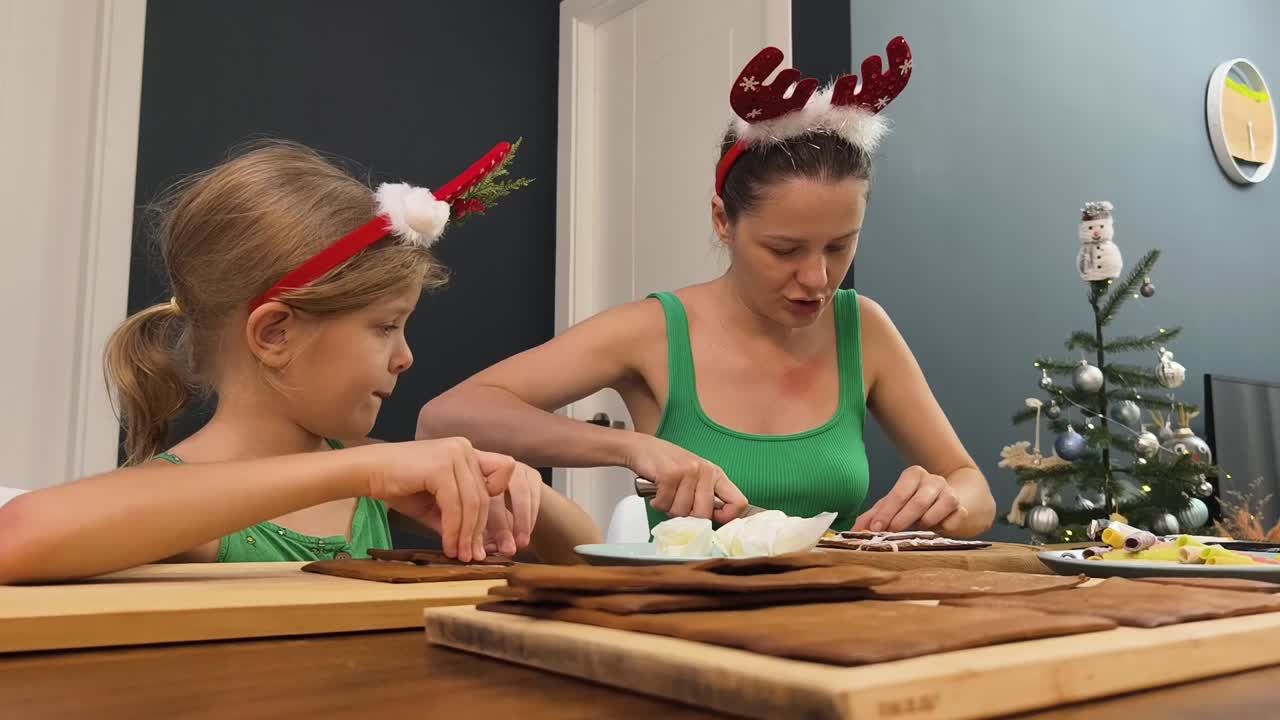 madre e hija haciendo galletas de pan de jengibre juntos durante la navidad