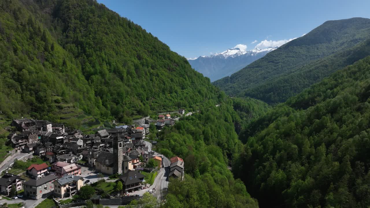 villadossola, domodossola 및 simplon pass 마을의 역동적인 후방 이동 항공 영상