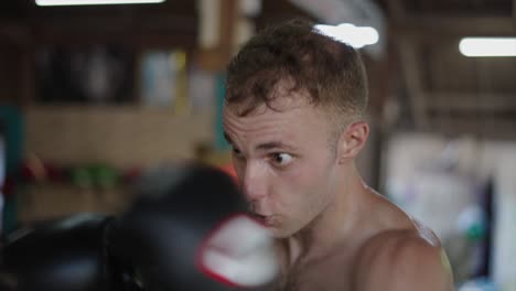 hombre entrenando en un gimnasio de boxeo
