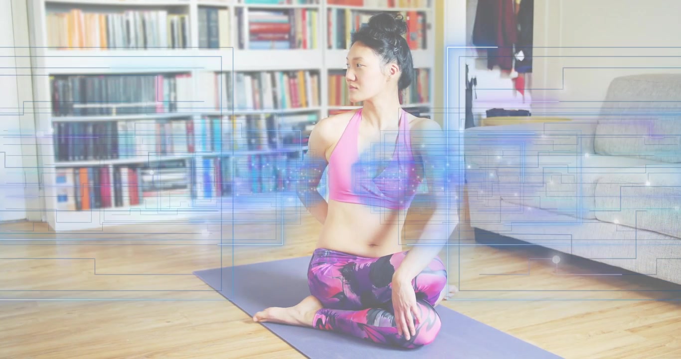 Mulher coreana entrando e realizando uma torção em um tapete de yoga para fitness com sobreposições digitais flutuantes.