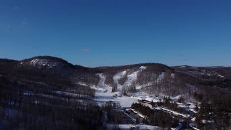 Luftaufnahme-Der-Winterskipisten-In-Morin-Heights,-Quebec,-Kanada