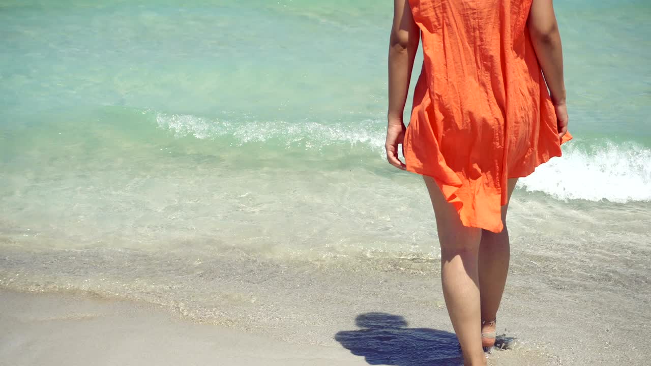 열대 섬에서 키모노를 입은 어린 소녀, 멀리서 봐