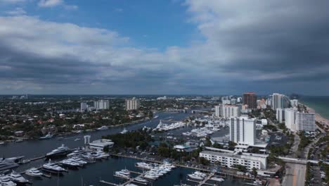 vista aérea de uma marina de barcos no centro de fort lauderdale florida em um dia nublado, rastreando plano geral