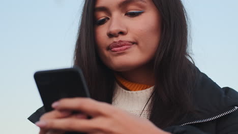 asiatisches mädchen benutzt ein handy.