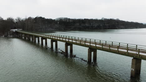 Puente-De-Carretera-Que-Cruza-El-Lago-Sequoyah-En-Un-Día-De-Invierno-En-Fayetteville,-Arkansas.