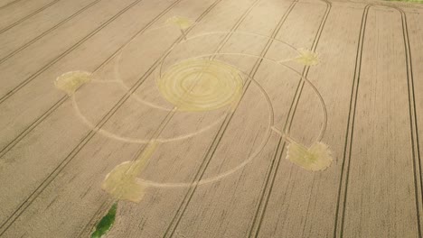 Vista-Aérea-Del-Círculo-De-Cultivo-En-Espiral-De-Bratton-Volando-Sobre-El-Patrón-De-Campo-De-Trigo-Dorado-De-Wiltshire