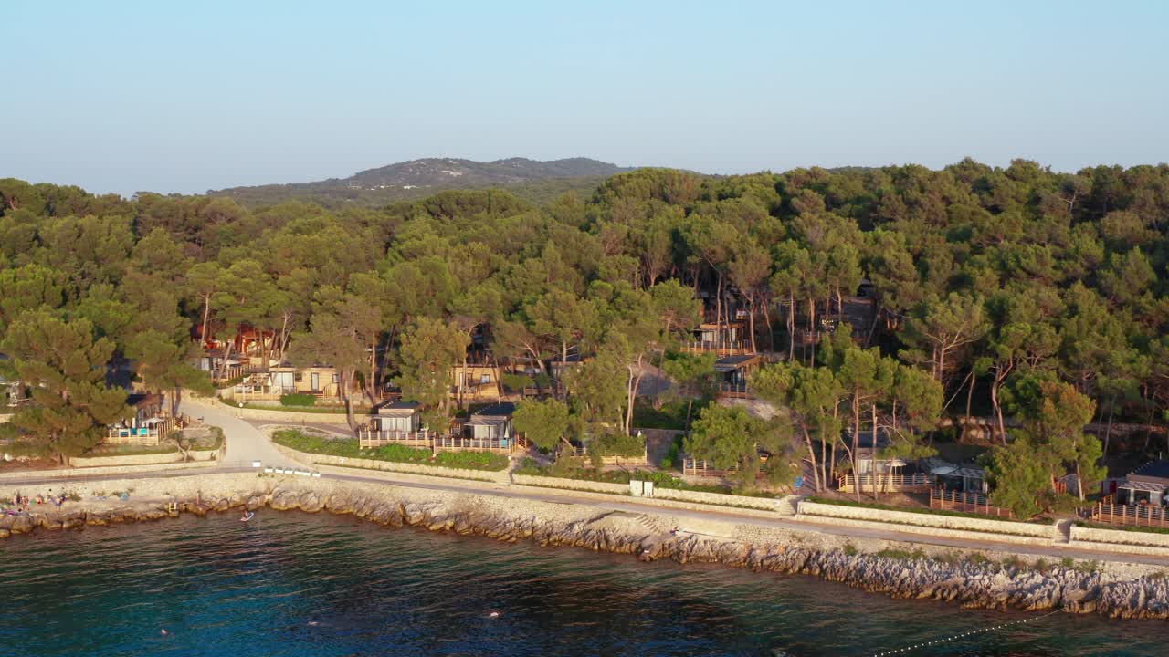 Plan aérien lent de la côte de Mali Lošinj avec des maisons en bois pour l'été