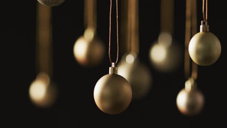 video de bolas de oro decoraciones de navidad con espacio de copia en fondo negro