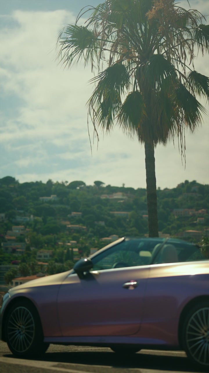 Sideutsikt av en luksuriøs Mercedes kabriolet som fremhever moderne design, førsteklasses håndverk, Antibes, Frankrike