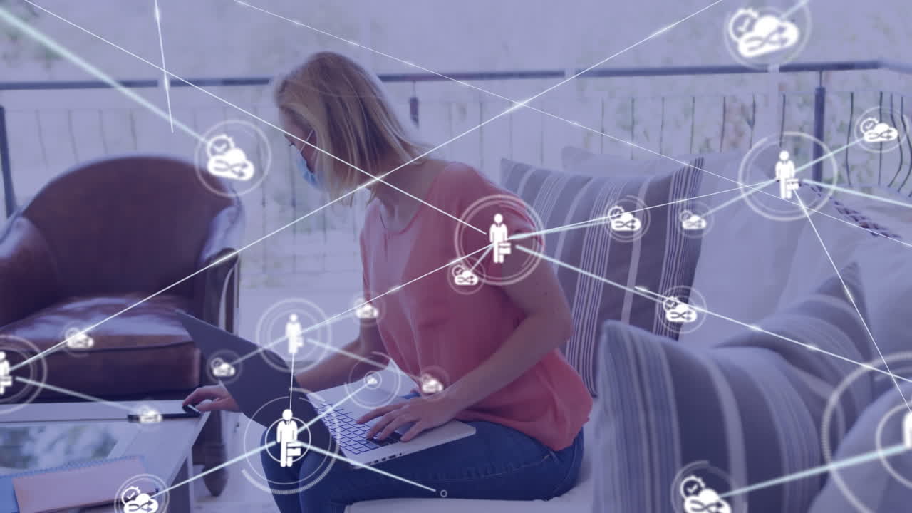 анимация медиа-икон над кавказской женщиной с маской на лице с помощью ноутбука