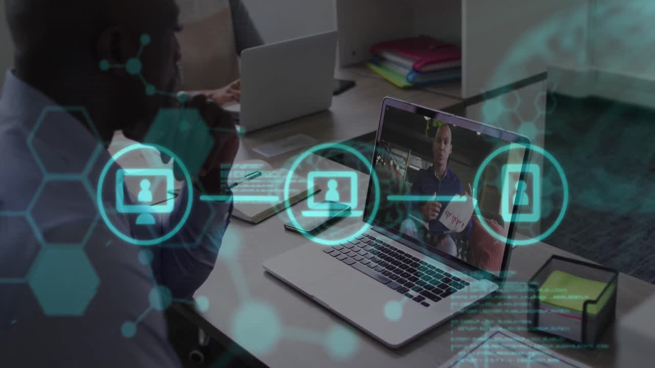animación de iconos de medios sobre diversas personas de negocios que tienen una videollamada en la oficina
