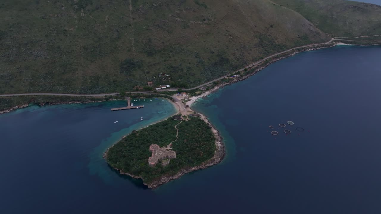 Prospettiva drone del Castello di Porto Palermo che si affaccia sul Mediterraneo blu