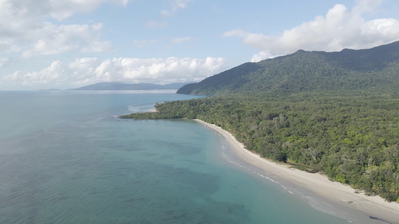 mar azul claro y tranquilo en myall beach - parque nacional daintree en qld, australia