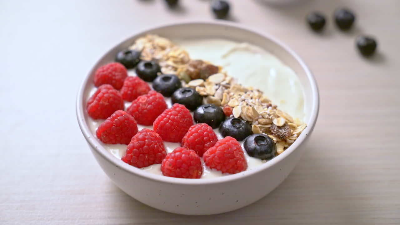 tazón de yogur casero con frambuesa, arándano y granola - estilo de comida saludable