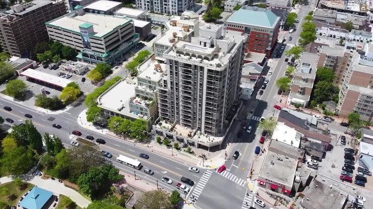 Drone che orbita intorno a un condominio nel centro di Burlington in estate.
