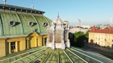 Closeup-Roof-Details-Of-Croatian-National-Theatre-On-Early-Morning-In-Zagreb,-Croatia