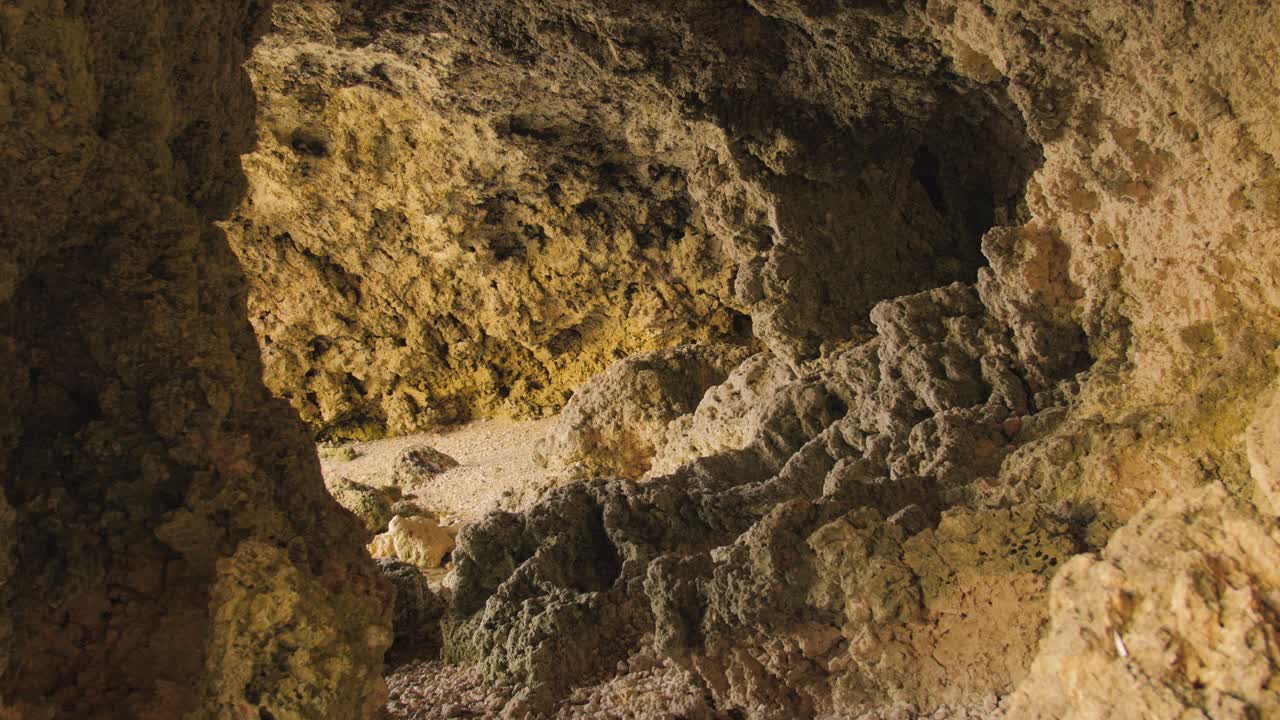 recorriendo lentamente la cueva ghar lapsi con un agujero rocoso natural en malta