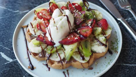delicioso waffle con frutas y helado