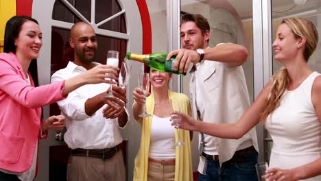 un equipo de negocios casual celebrando con champán.