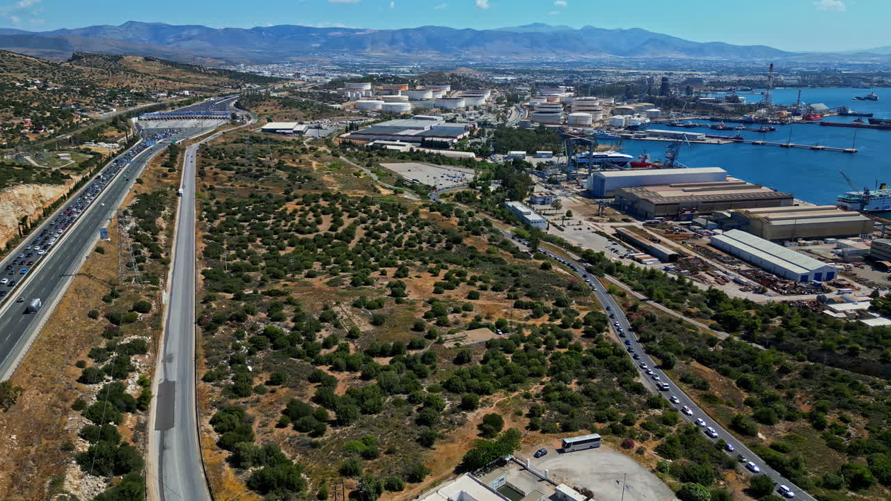 vista aérea del sitio industrial del petróleo helénico en las costas de grecia