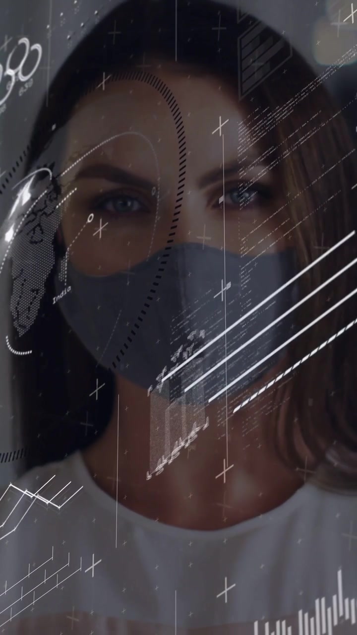 Video verticale: Una donna apre gli occhi centrando un HUD AR mascherato che scorre sul viso mostrando grafici tecnologici.