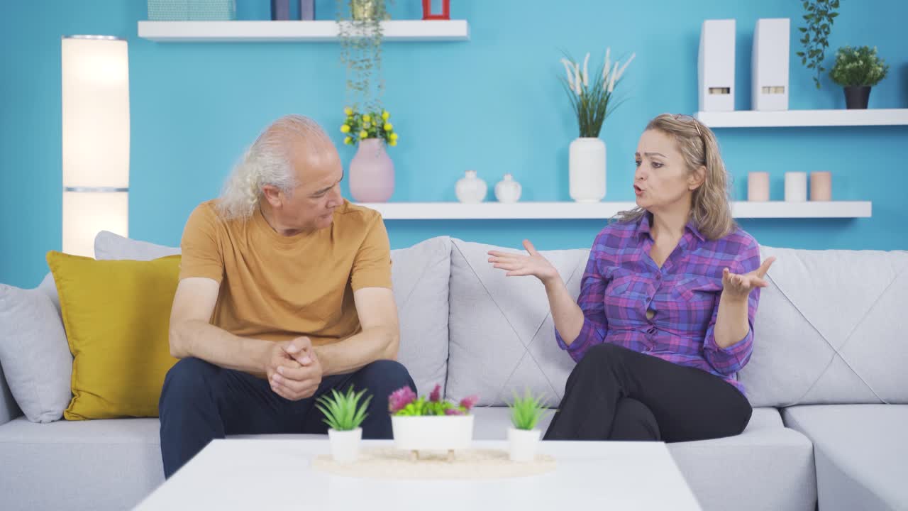 아내에게 화를 내는 남자는 집을 떠납니다.