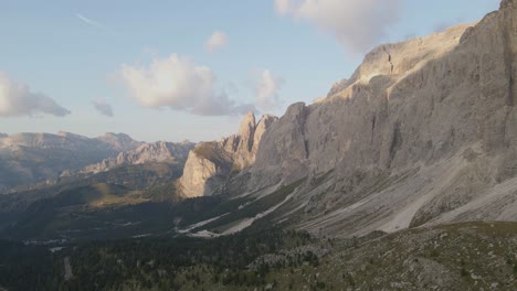 picos de las montañas dolomitas iluminadas por el sol, macizo de roca estéril, vista aérea panorámica