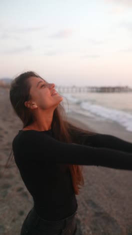 mujer en la playa al atardecer