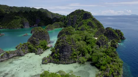 Raja-Ampat-Luftaufnahme-Des-Strandes-Und-Des-Riffs-An-Einem-Heißen,-Sonnigen-Tag