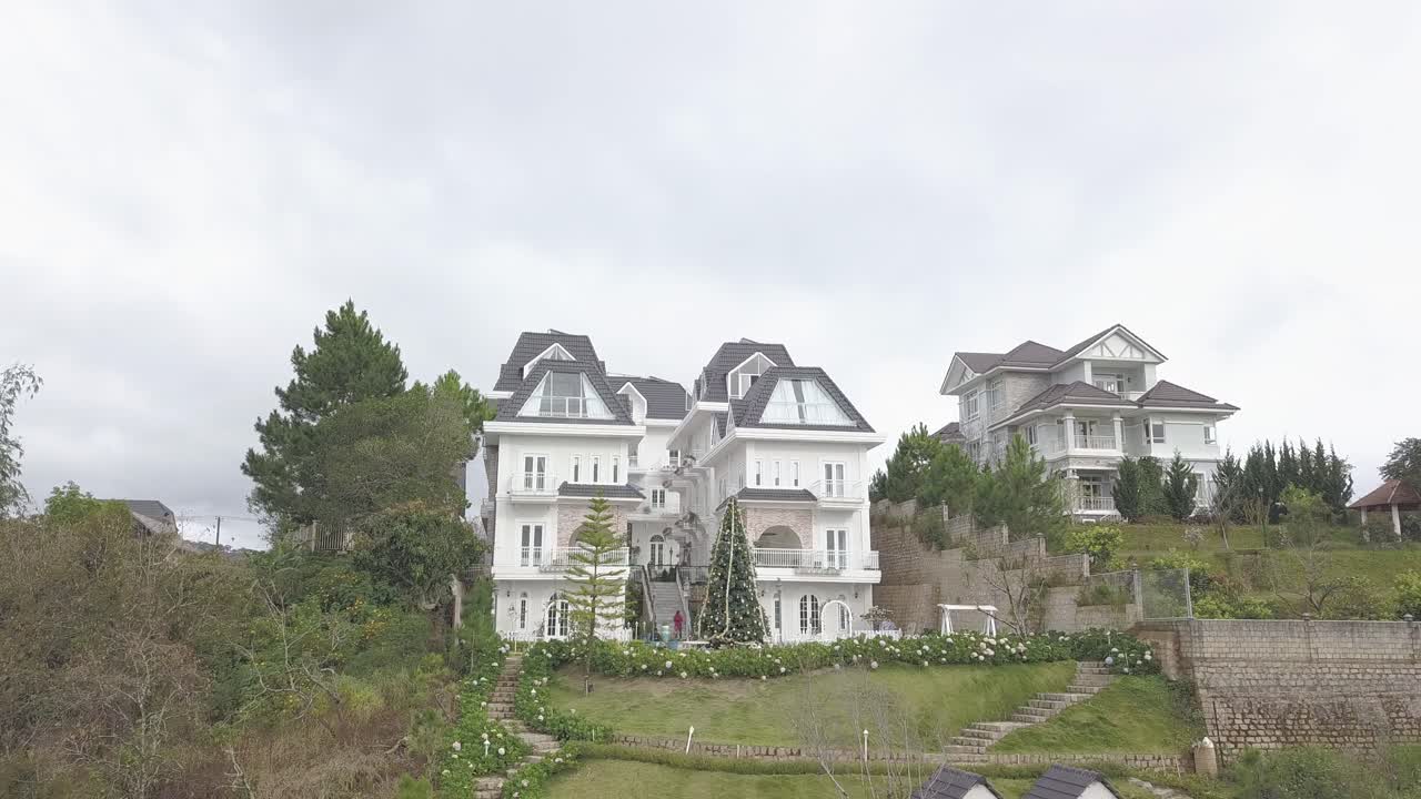 dalat decharme 마을은 관광객들이 멋진 휴가를 보낼 수 있는 아름다운 곳입니다.