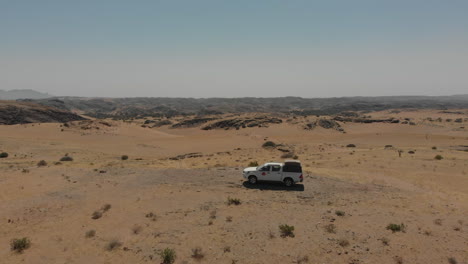 Vuelo-Aéreo-Sobre-Vehículo-Estacionario-Solo-En-El-Desierto