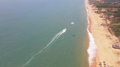 Goa-Sinquerim-Beach-Drone-Vogelperspektive-Gleitschirmfliegen-In-Goa