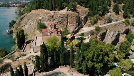 Hito-De-Macedonia---Iglesia-Ortodoxa-Histórica-En-El-Lago-Ohrid