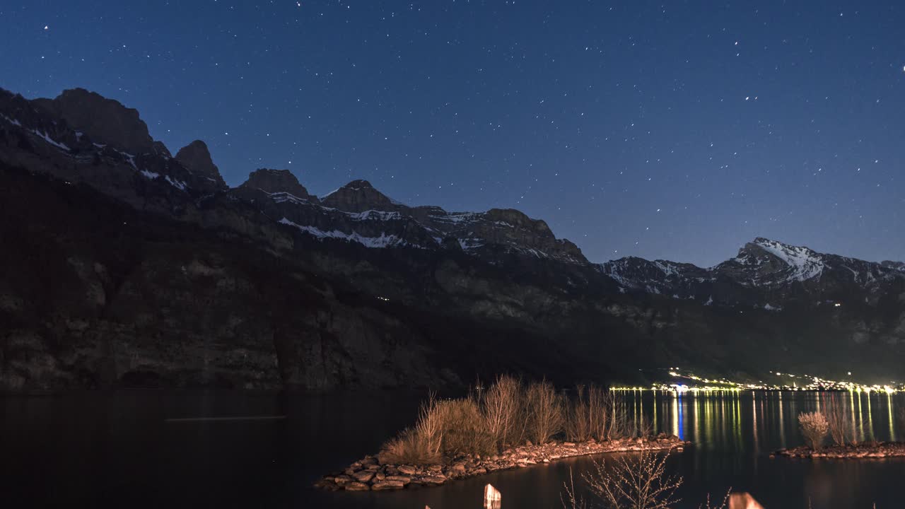 スイスの湖の向こうに広がる山々を、薄明かりから夜空が現れるまでモーションコントロールで撮影したタイムラプス