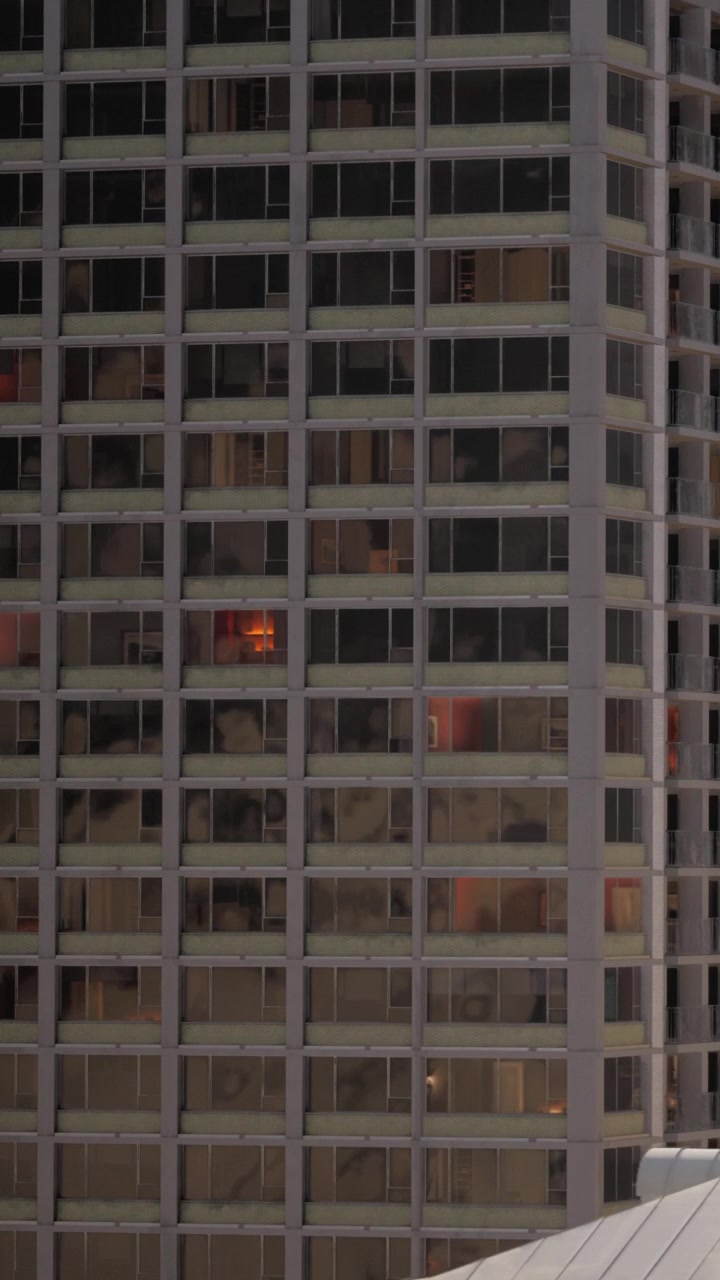 Edificio en construcción con distribuciones de apartamentos visibles y luces