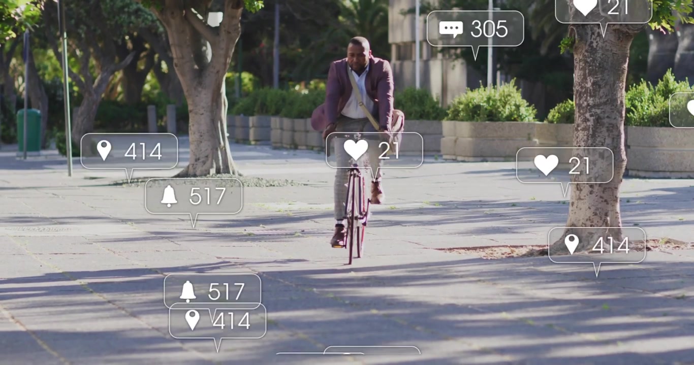 Uomo d'affari in bicicletta rosa attraverso la piazza, che avvia statistiche fluttuanti sui social media per il marketing