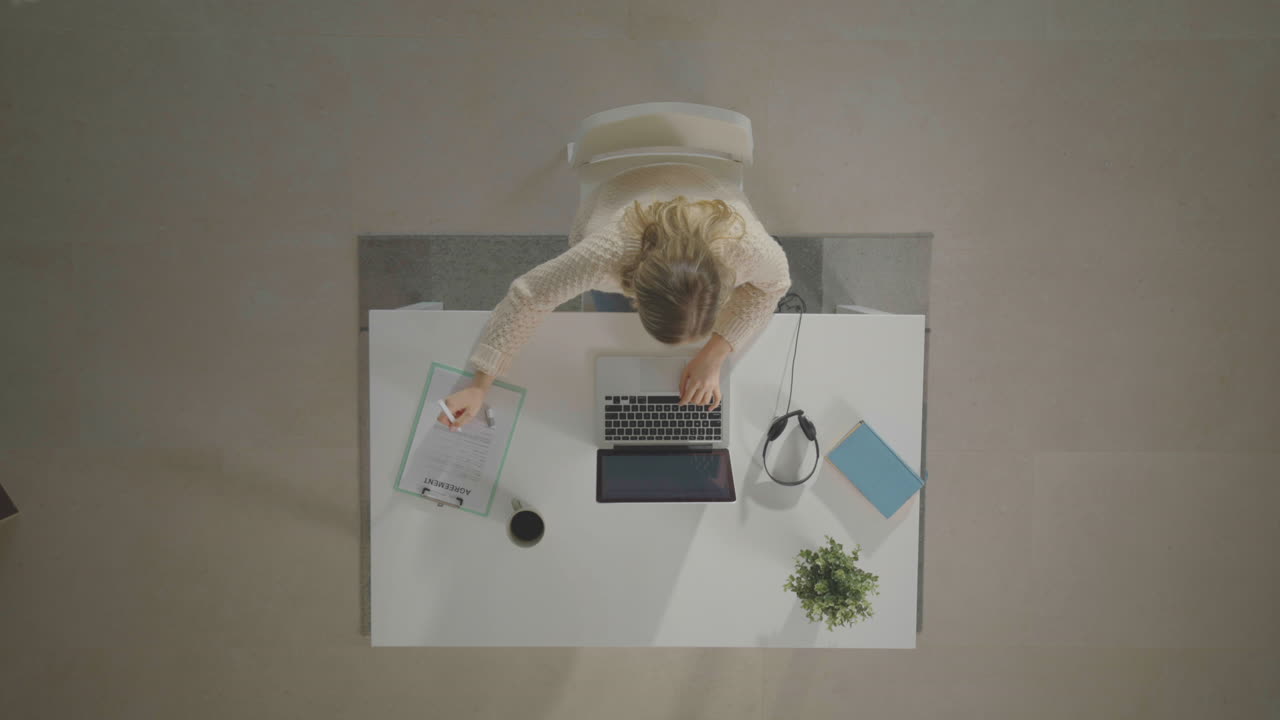 женщина, выполняющая офисную работу