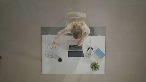 mujer haciendo trabajo de oficina