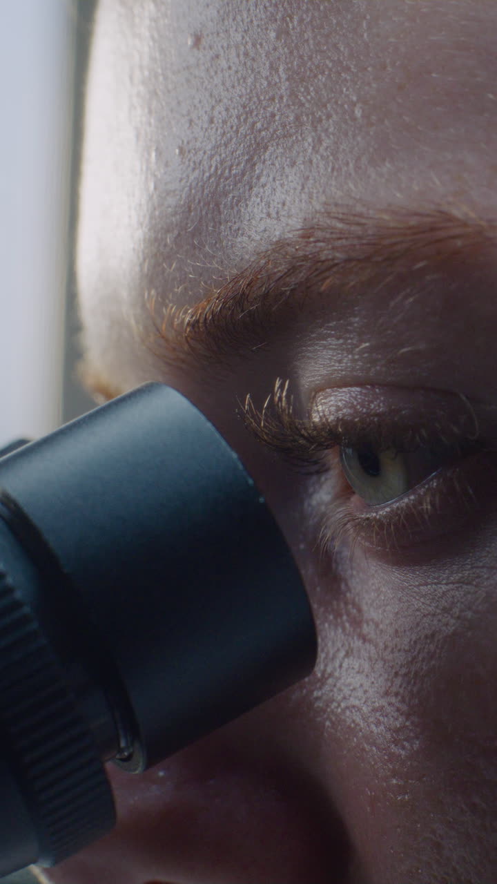 científico usando un microscopio