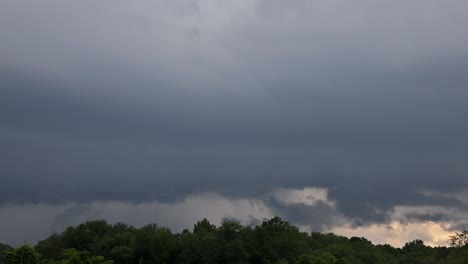 las nubes se mueven rápidamente durante una tormenta