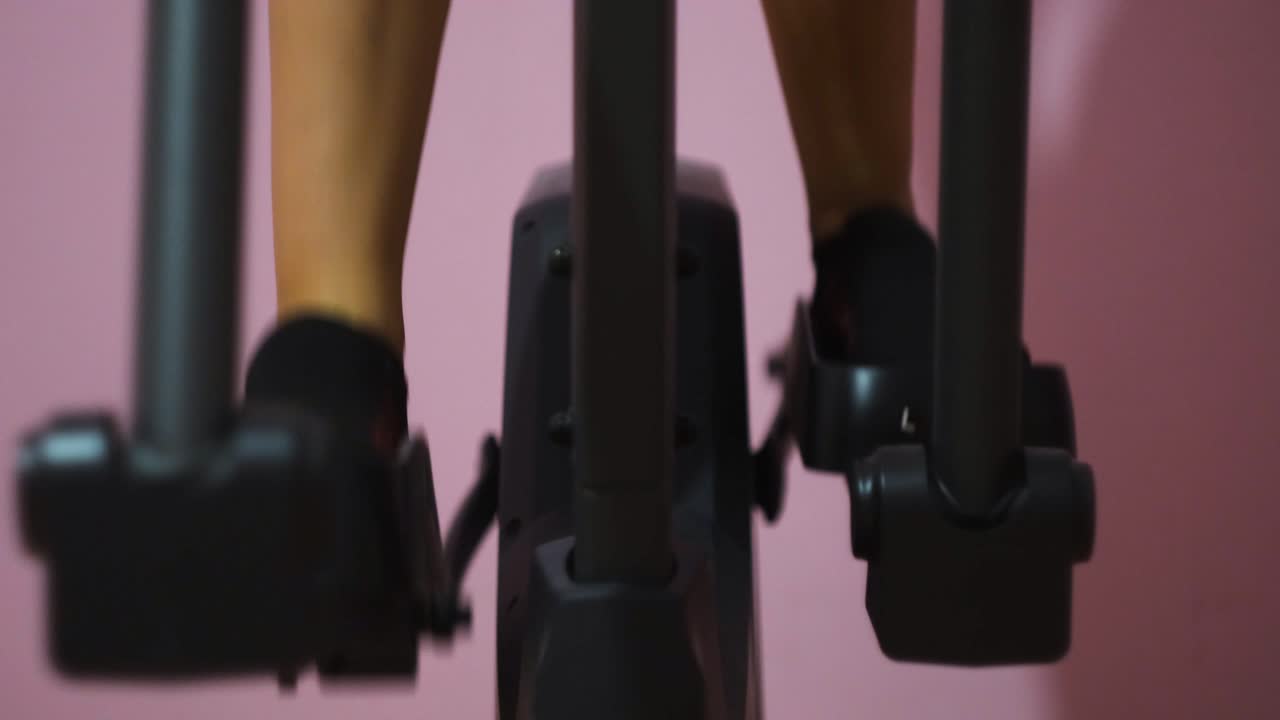 크로스 트레이너에서 운동하는 사람